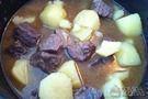 Cozido de carne, batata e cebola