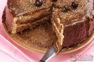 Bolo de chocolate recheado com doce de leite