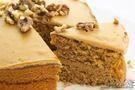 Bolo de nozes com recheio de doce de leite