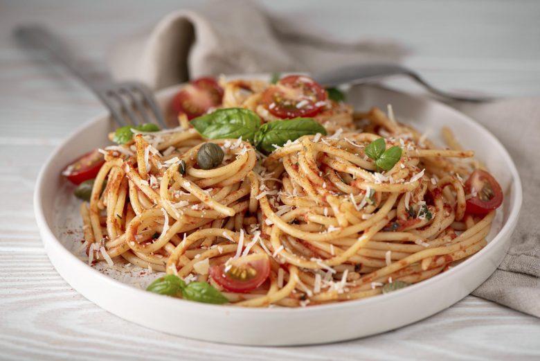 Espaguete com molho de tomate cru