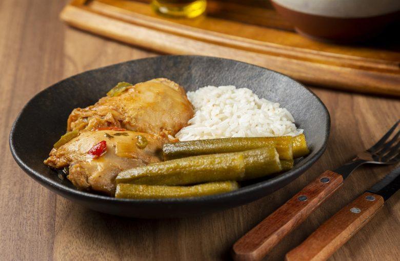 Frango com quiabo