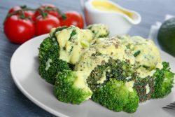Brócolis com molho de queijo