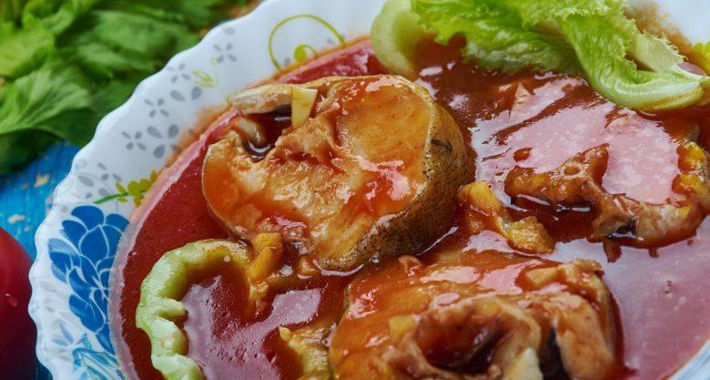Postas de peixe com molho de tomate e azeitona