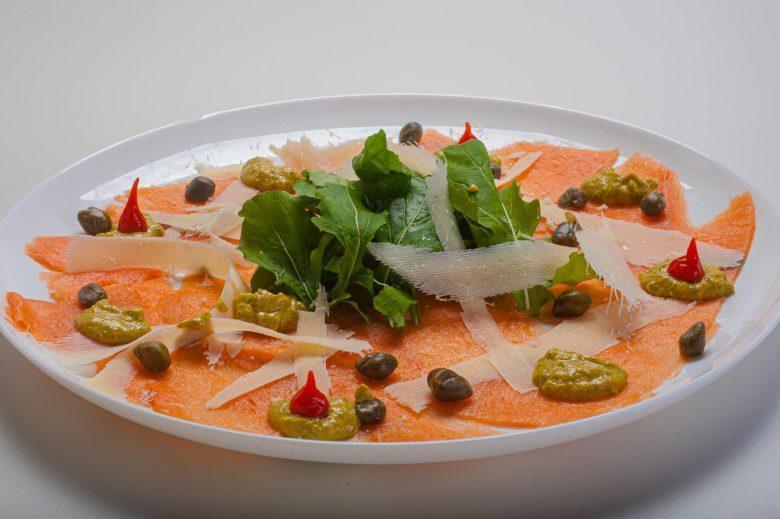Carpaccio de salmão com rúcula