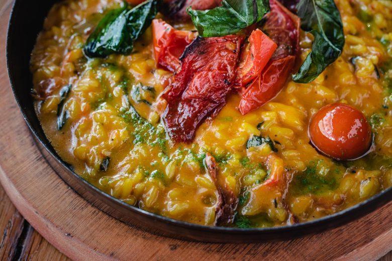 Risoto de tomate seco e rúcula