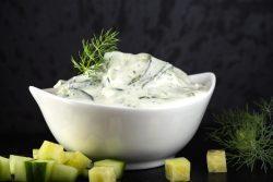 Salada de pepino com iogurte e menta