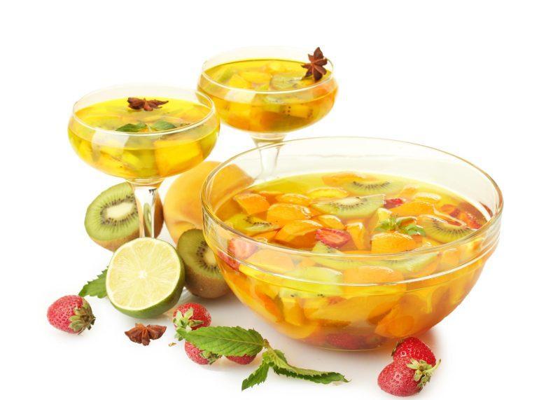 Ponche de natal com coroa de frutas geladas