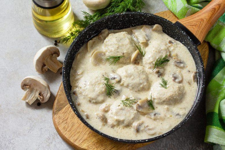 Almôndegas com molho de creme e cogumelos
