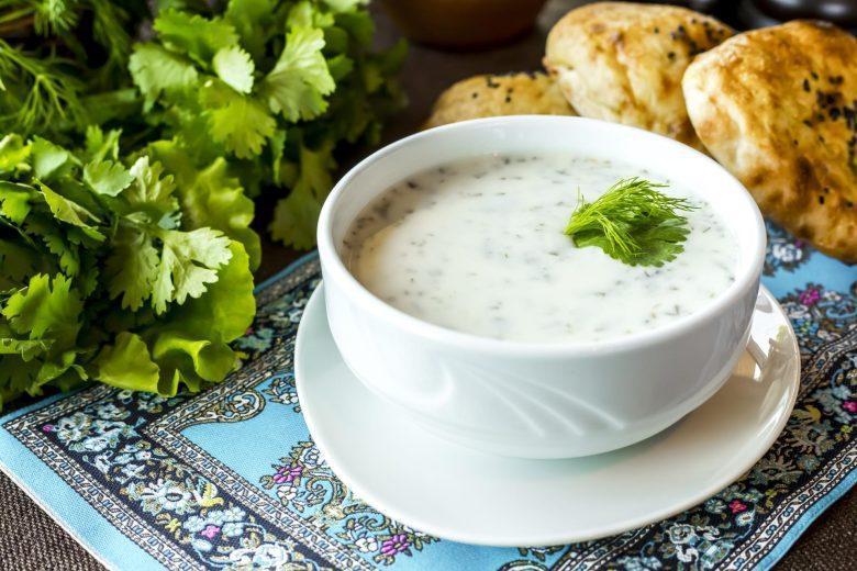 Sopa gelada de pepino com iogurte