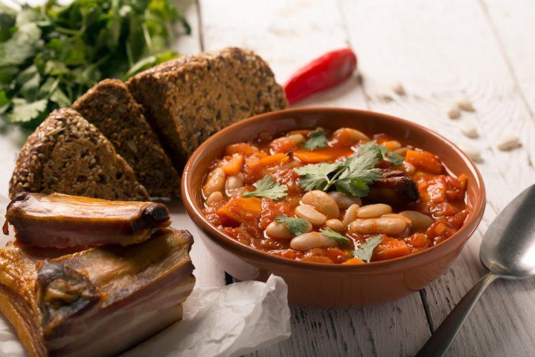 Sopa de feijão-branco e linguiça