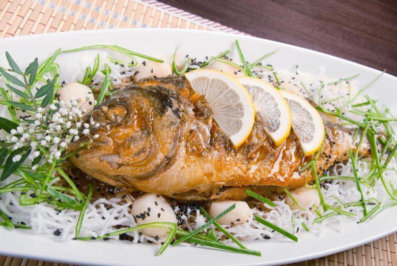 Peixe recheado com pepino e bacon