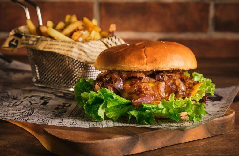 Hambúrguer com cebola