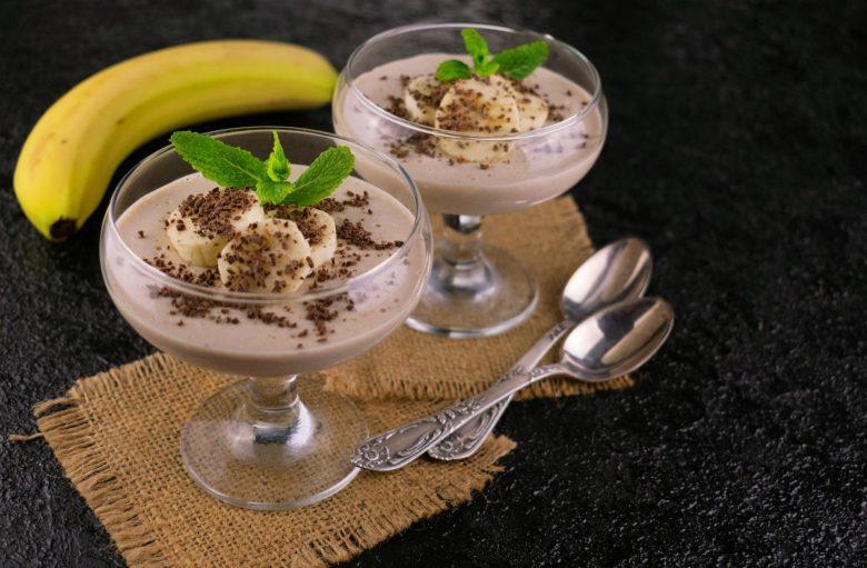 Gelado de iogurte, banana e chocolate