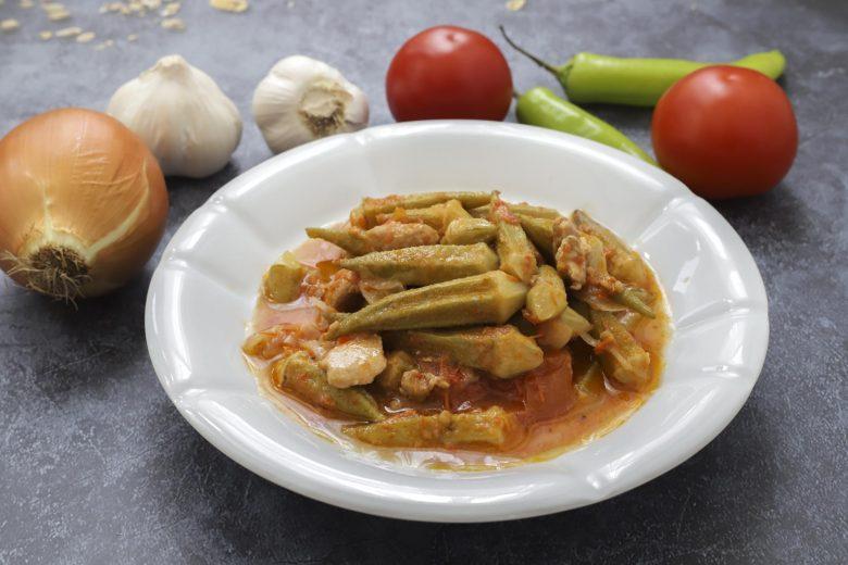 Quiabo com molho de tomate