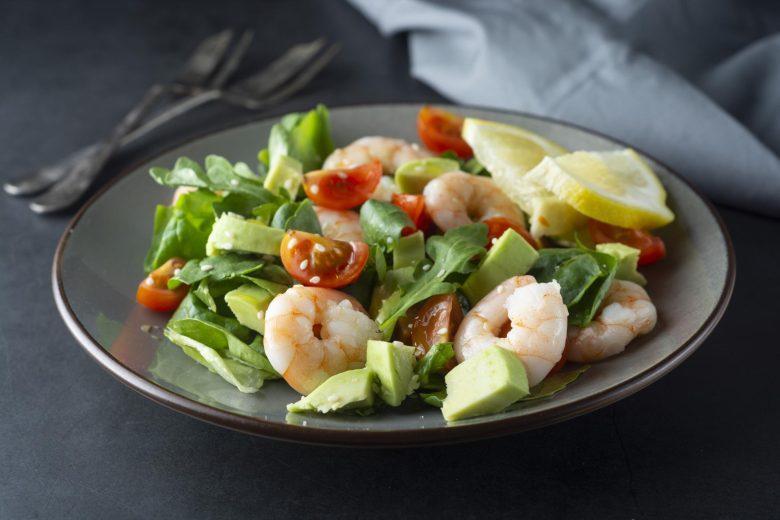 Salada de camarão com abacate e vinagre balsâmico reduzido