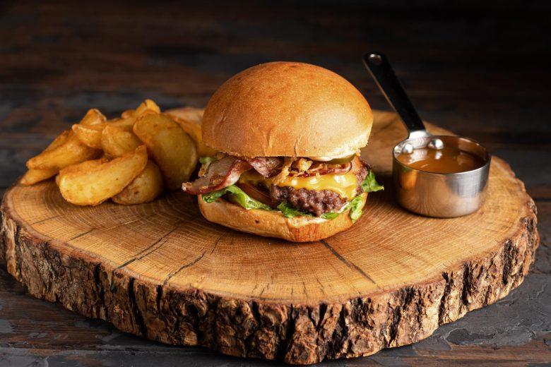 Hambúrguer com cobertura de bacon