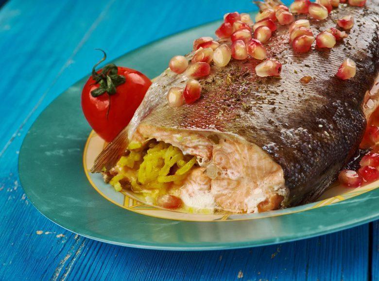 Peixe recheado com arroz e ameixas pretas