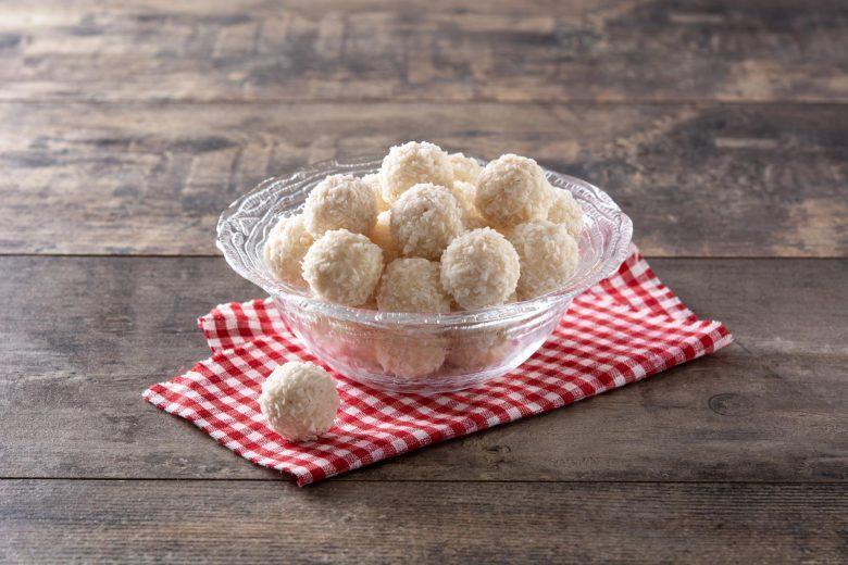 Bolinhas de gema e coco