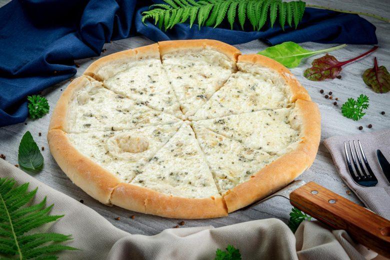 Pizza aos três queijos