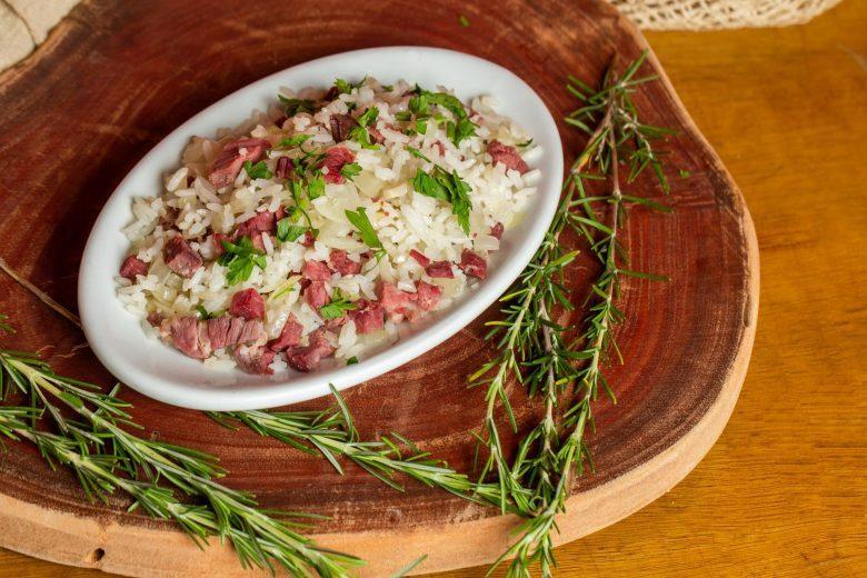 Arroz com carne seca e calabresa