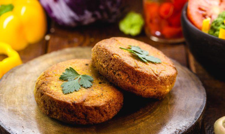 Hambúrguer de frango com salsão