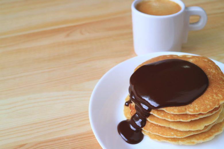 Panqueca americana com calda de chocolate e mel