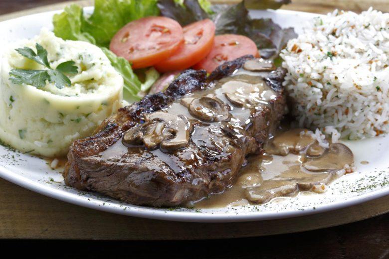 Filé mignon com molho de cogumelos e purê de castanha