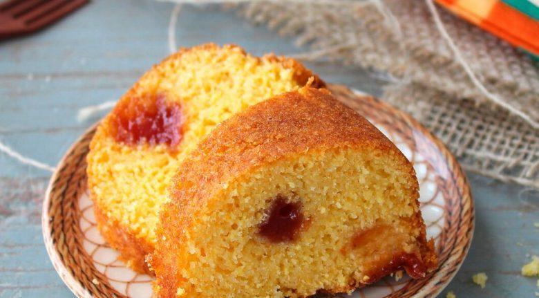 Bolo de fubá com goiabada