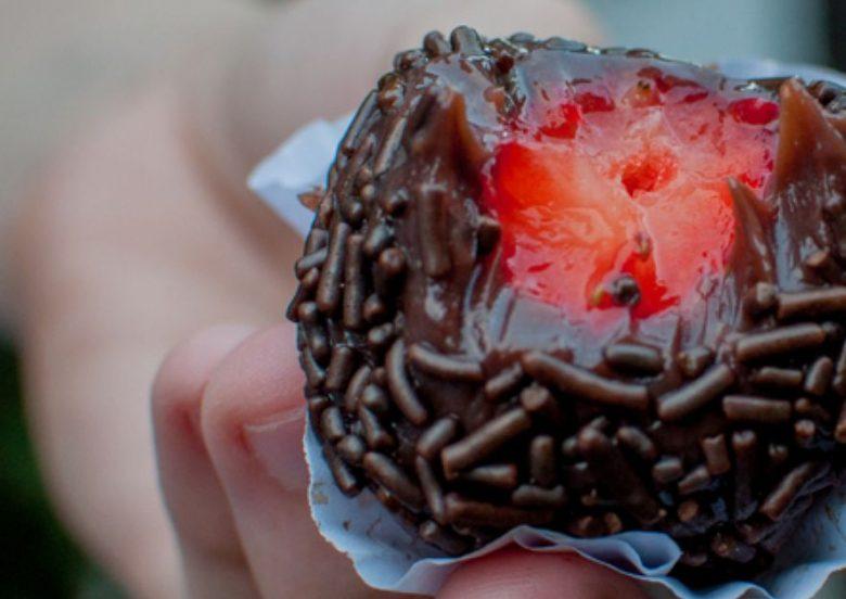 Brigadeiro recheado de morango