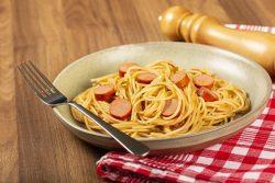 Espaguete com molho de tomate e salsicha