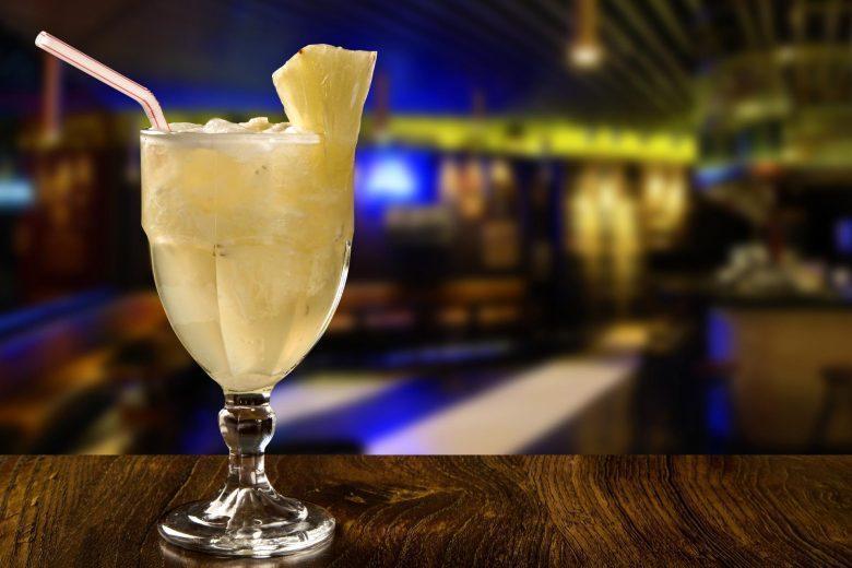 Caipirinha de abacaxi com hortelã
