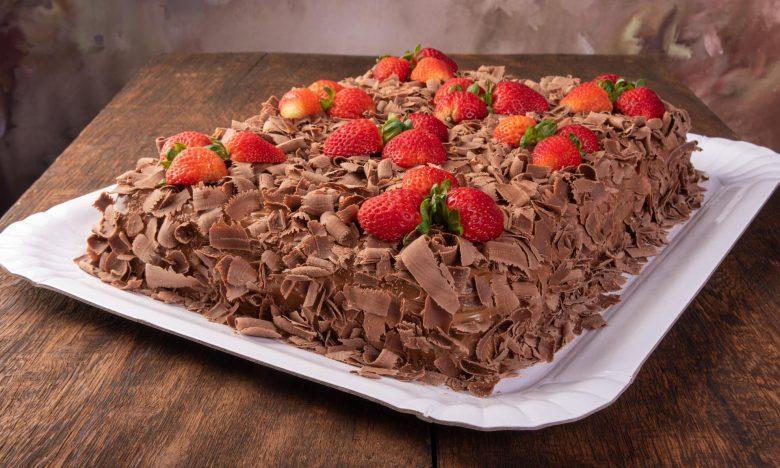 Bolo de brigadeiro e raspas de chocolate