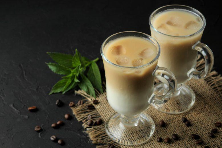 Café com tequila, licor Malibu e leite de coco