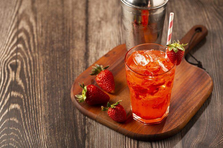 Caipirinha de morango e limão