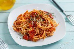 Espaguetti com molho de três tomates