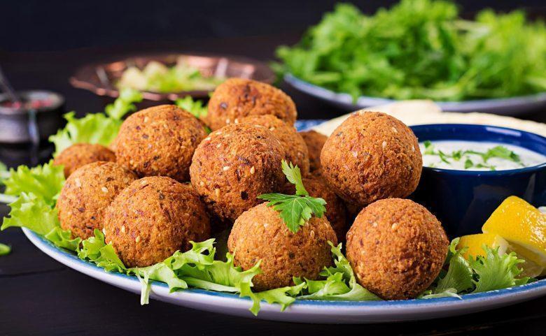 Falafel com molho de iogurte