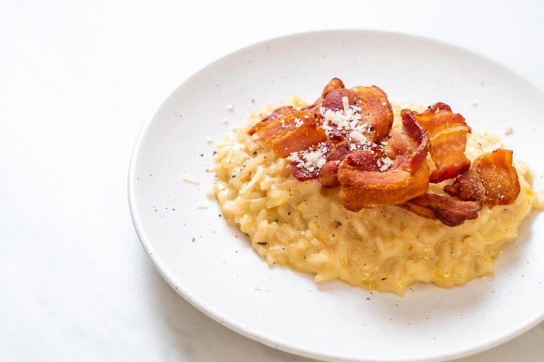 Risoto de parmesão com bacon crocante