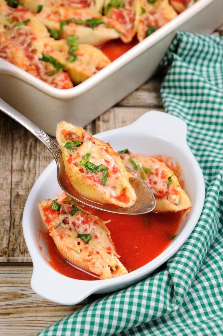 Conchiglione aos 3 queijos com tomate