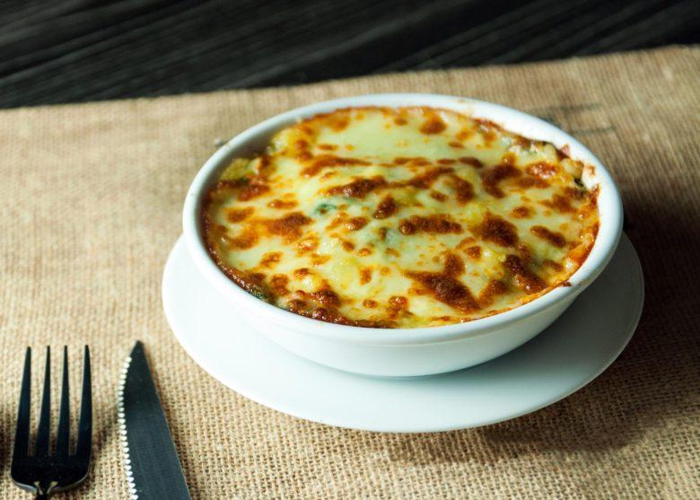Lasanha de brócolis e queijo