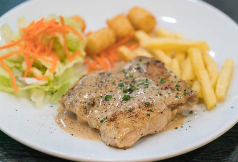 Peito de frango com molho de laranja e pimenta verde