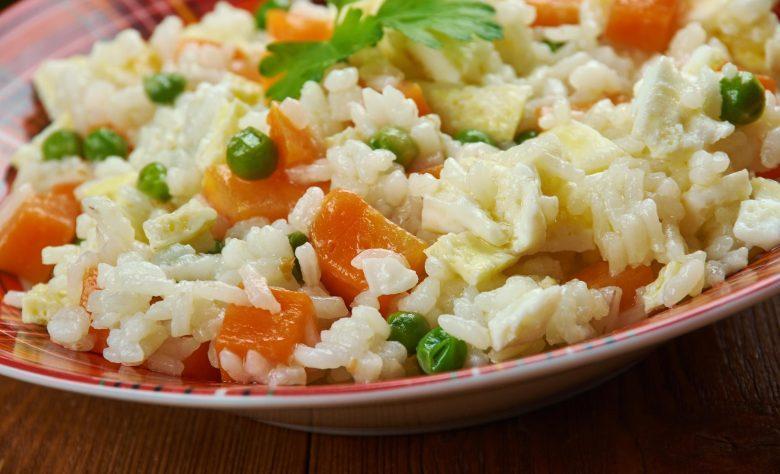 Arroz com ovos e legumes