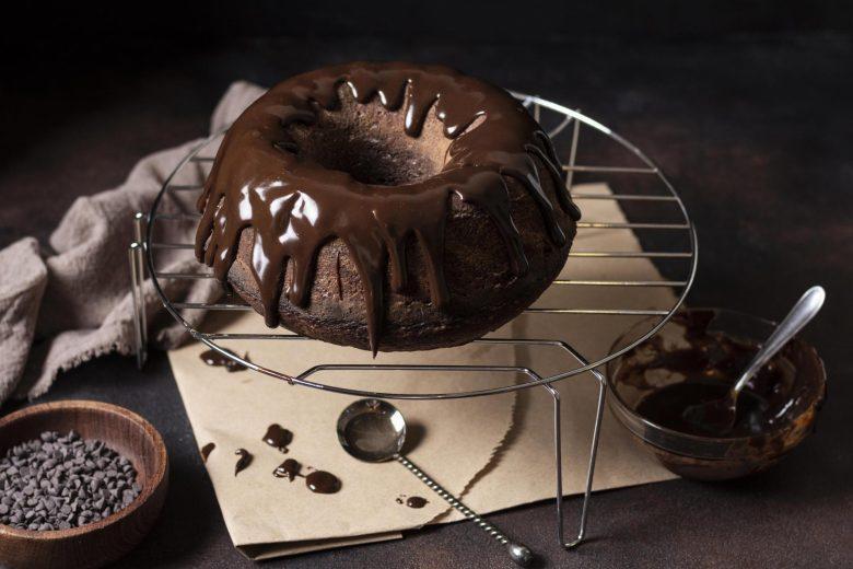 Bolo rápido de chocolate com cobertura