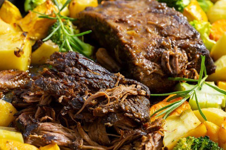 Costela bovina confitada no azeite com legumes salteados