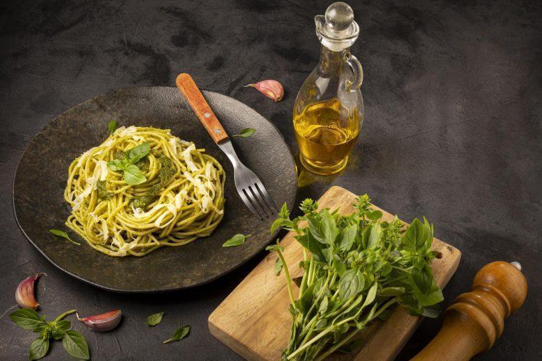 Espaguete com pesto verde