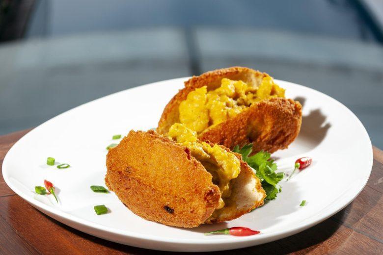 Miniacarajé com azeite de oliva e molho de camarão
