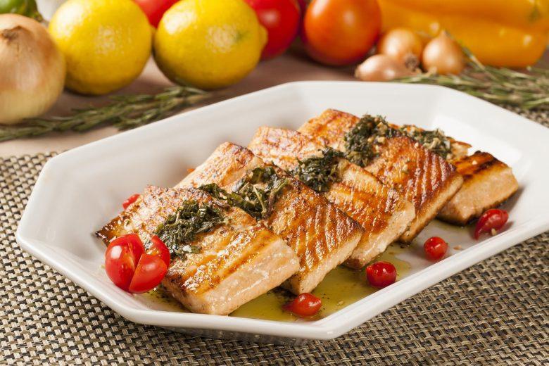 Salmão com pesto picante