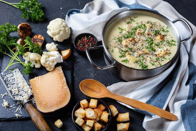 Sopa de couve flor com queijo