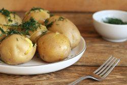 Batatas cozidas com alhos