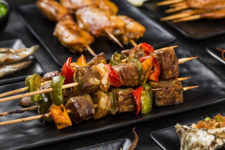 Espetinhos de carne com molho de azeitonas