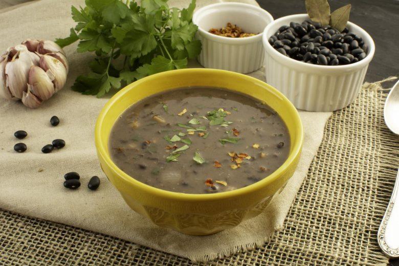Sopa mineira de feijão preto